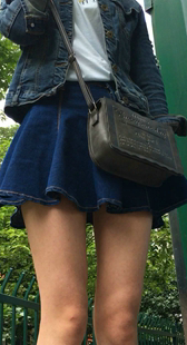 牛仔超短裙白腿漂亮美女
