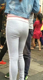 运动紧裤饱满翘臀美眉