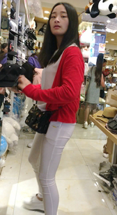 紧身白裤美眉饱满圆臀透内痕