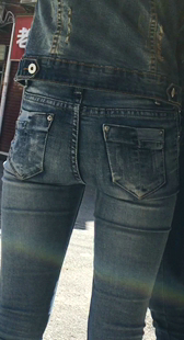 浅蓝紧身牛仔裤美女