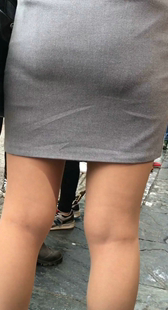 灰色包臀肉色丝袜高跟妹子
