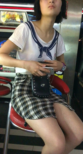 游戏厅白腿叉包臀裙妹子