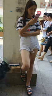 白色牛仔短裤大美女