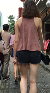 牛仔短裤白腿美眉