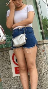 牛仔热裤大胸美眉白嫩美腿