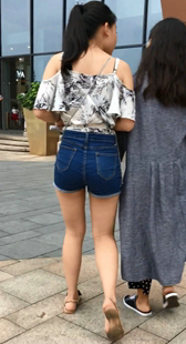 紧身热裤翘臀小少妇