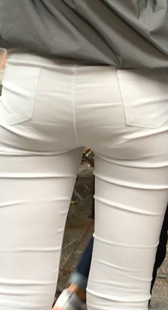 大屁股白裤等绿灯