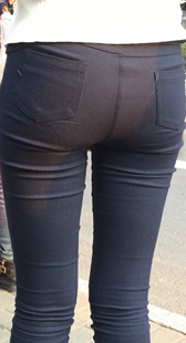 超紧打底裤美女等车