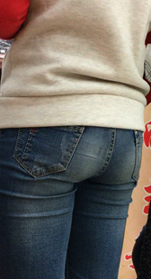 跟紧身牛仔少妇逛街