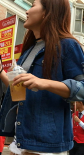 街拍白短裤美女