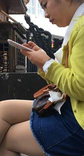 短裙熟女玩手机