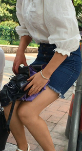 公交站牛仔裙少女