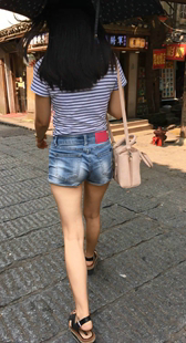 街拍牛仔短裤少妇