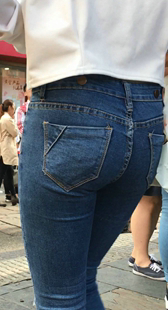 街拍翘臀蓝牛少妇