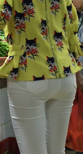 超市性感翘臀白裤少妇