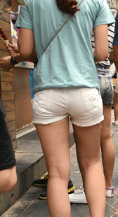街拍白短裤少妇视频