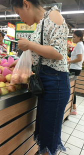 超市超紧牛仔裙少妇