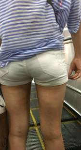 超市跟拍短裤紧内痕