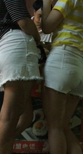 短裙短裤两大PP少妇