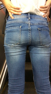 大屁股牛仔裤上电梯