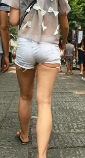 白热裤小少妇走路变形