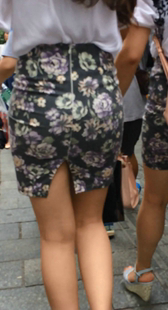 后开叉包臀短裙少妇