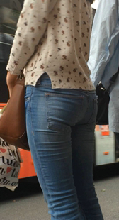 公交站超紧牛仔裤