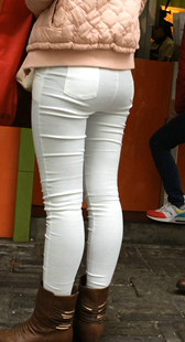 翘臀白裤美内痕妹子