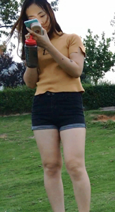 公园饱满热裤小妹