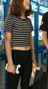 黑色紧身裤圆润翘臀美眉