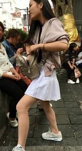 街拍白裙小美女