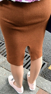 公交站包臀长裙肉色小妹