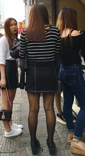 古街游玩的四个美女