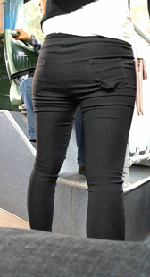 公交站翘臀打底裤小妹