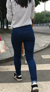 跟拍超紧牛仔裤小妹子