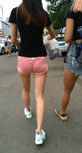 紧身红短裤小少妇