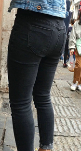 古街紧身黑牛仔裤妹子