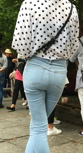 街拍牛仔紧臀小妹真会夹