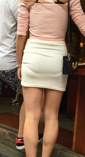 显内痕白色包臀裙长发妹子