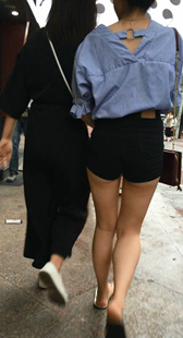 街拍牛仔短裤真会扭