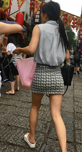 街拍网格包臀短裙少妇