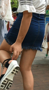 街拍包臀牛仔裙小妹