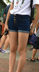 性感紧身牛仔热裤三角真美