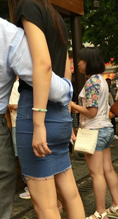 包臀牛仔裙长发少妇和男友逛街