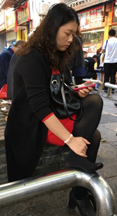 黑丝熟女玩手机