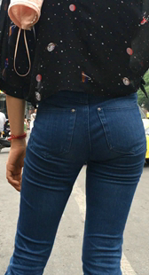 等公交车的蓝色紧绷牛仔裤