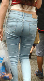 紧身牛仔裤长发美女