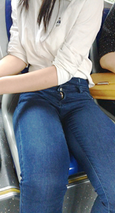 公交车蓝色紧身牛仔裤丰满大腿