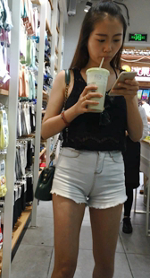 牛仔短裤极品翘臀长发美女