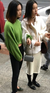 黑色紧身牛仔裤和白色包臀长裙妹子